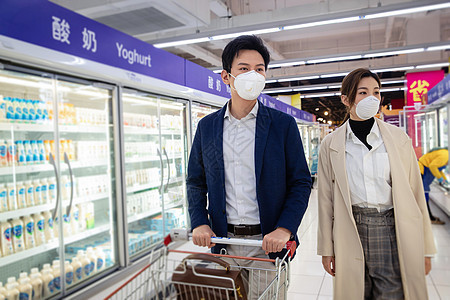 防护青年夫妇在超市购物图片