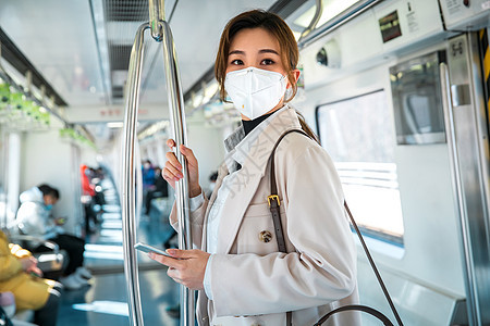 环境污染戴口罩的年轻女人乘坐地铁图片