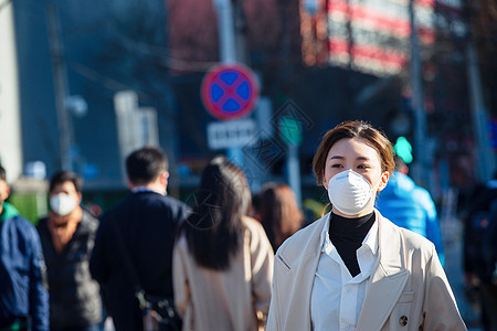 北京雾霾城市生活青年女人戴口罩在户外行走背景