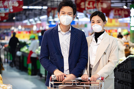 防护空气污染在超市购物的青年夫妇图片