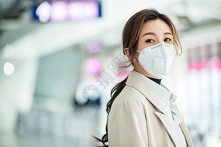 保护防疫面罩戴口罩的年轻女人站在地铁站台上图片