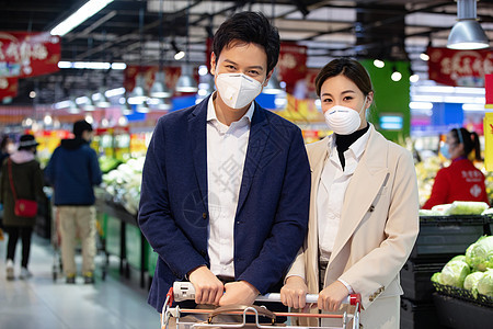 青年女人情侣在超市购物的青年夫妇图片