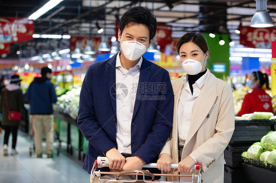 青年女人情侣在超市购物的青年夫妇图片
