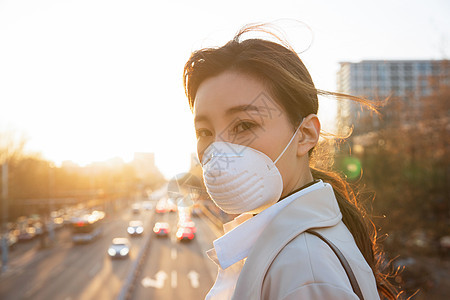 健康保健户外戴口罩的青年女人图片