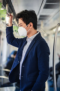 车厢戴口罩的青年男子乘坐地铁图片
