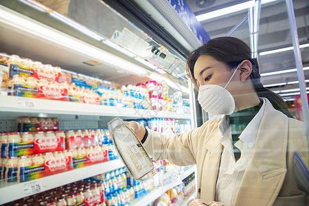 商品城市生活青年女人在超市购物图片