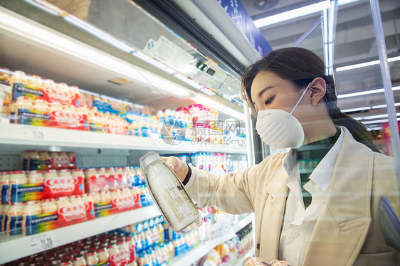 商品城市生活青年女人在超市购物图片