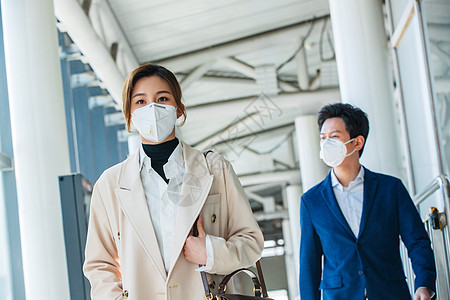 戴口罩的青年人站在地铁站台上图片