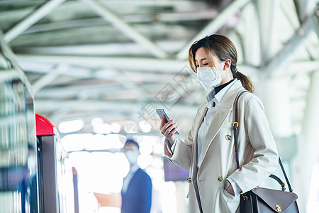 疫情交通戴口罩的年轻女人站在地铁站台上图片