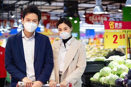 防流感口罩安全在超市购物的青年夫妇图片