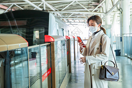 商务年轻女人站在地铁站台上图片