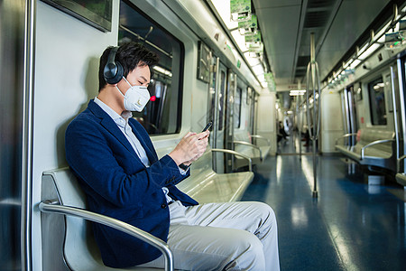青年男子戴口罩乘坐地铁图片