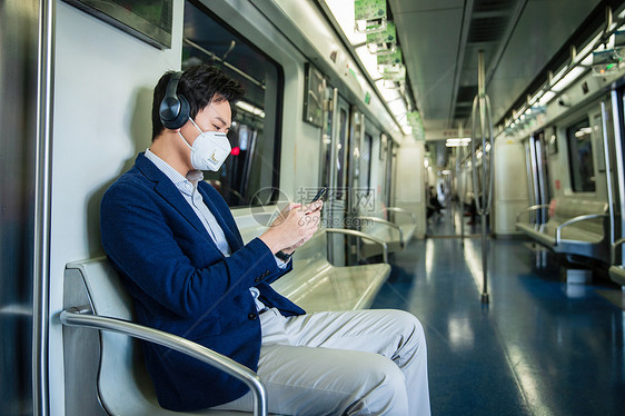 青年男子戴口罩乘坐地铁图片