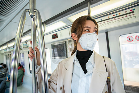 戴口罩的青年女人乘坐地铁图片