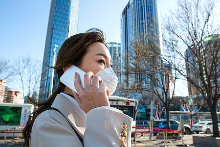 北京雾霾白领戴口罩的青年女人打电话背景