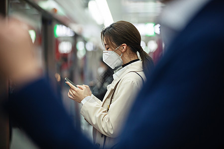 公共设施戴口罩的年轻女人站在地铁站台上图片
