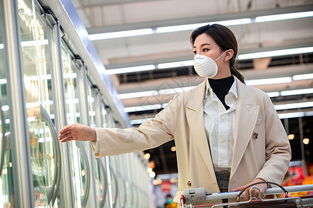 青年女人在超市购物图片