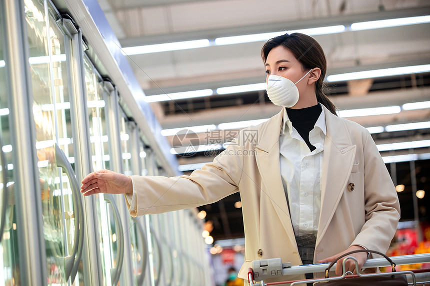 青年女人在超市购物图片