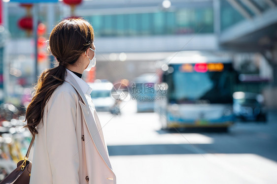 上下班商务人士青年女人戴口罩在户外行走图片