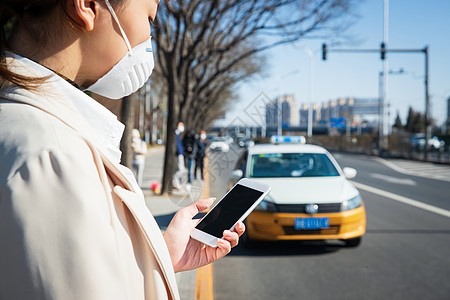 全国交通安全日戴口罩的青年女人路边打出租车背景