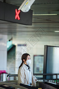 戴口罩的年轻女人走进地铁站图片