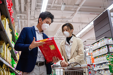 疫情生活青年夫妇在超市购物图片