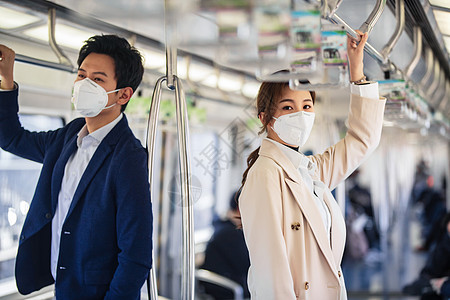 城市希望城市生活戴口罩的青年人乘坐地铁背景