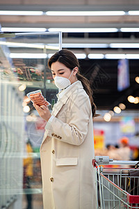 戴口罩青年女人在超市购物图片