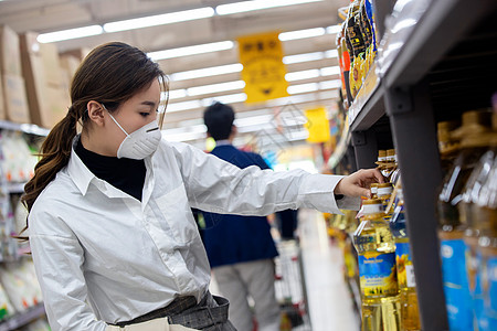 青年女人在超市购物图片