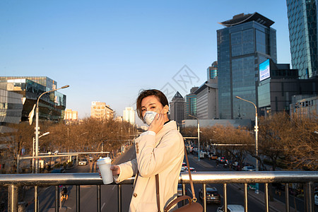 下班户外戴口罩的青年女人图片