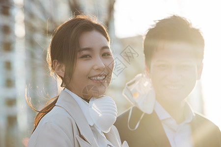 北京的早晨快乐摘下口罩露出笑脸的青年男女背景