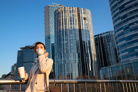 户外戴口罩的青年女人图片