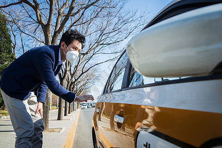 空气污染青年男人路边打出租车图片