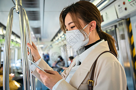 青年女人在地铁上看手机图片