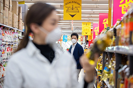 青年夫妇戴口罩在超市购物图片