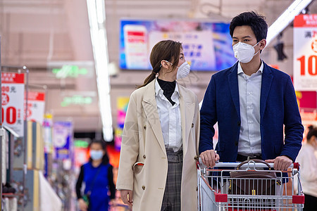 戴口罩的青年夫妇在超市购物图片