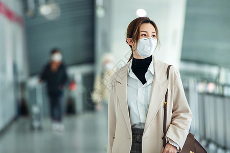 交通安全戴口罩的年轻女人走在地铁站里背景