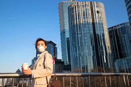 户外戴口罩的青年女人图片