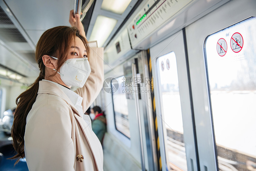 戴口罩的年轻女人乘坐地铁图片