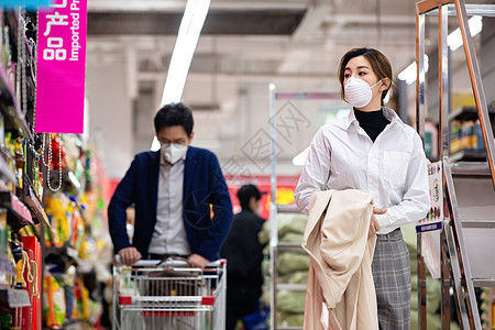 青年夫妇戴口罩在超市购物图片