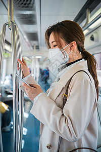 通勤青年女人在地铁上看手机图片