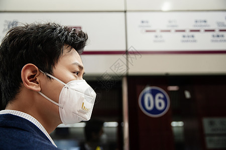 戴口罩的青年男人站在地铁站台上图片