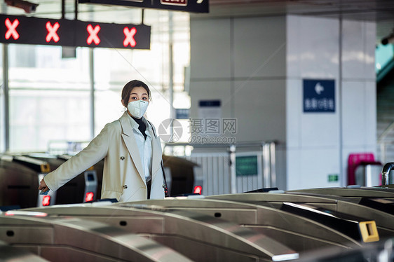 戴口罩的年轻女人走进地铁站图片