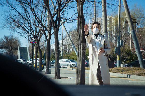 青年女人路边打出租车图片