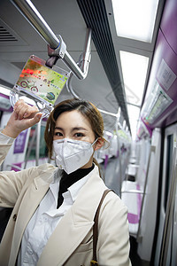 戴口罩的年轻女人乘坐地铁图片