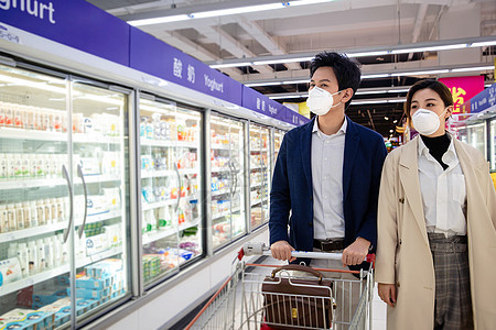 青年夫妇戴口罩在超市购物图片