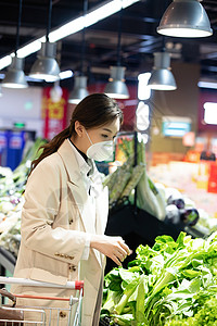 城市希望戴口罩的青年女人在超市购买青菜背景