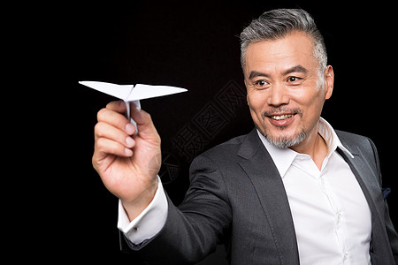 企业希望快乐的中老年商务男士拿着纸飞机背景
