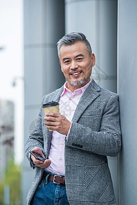 拿着咖啡杯的商务休闲男士图片