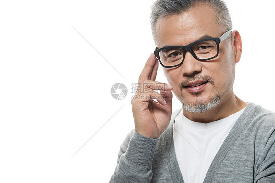用手触摸眼镜的中老年男士图片
